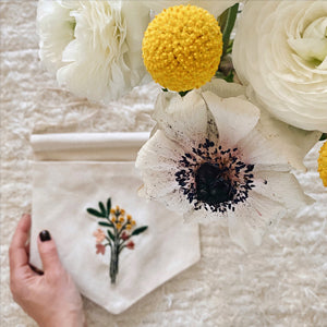 Tuto « déco florale sur la poche d’un fanion » en punch needle avec une aiguille fine