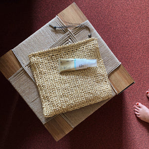 La "summer" pochette en raphia