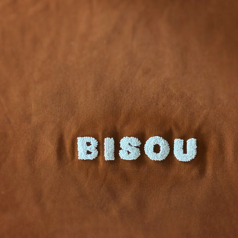 Housse de coussin "BISOU" - Blanc/Caramel